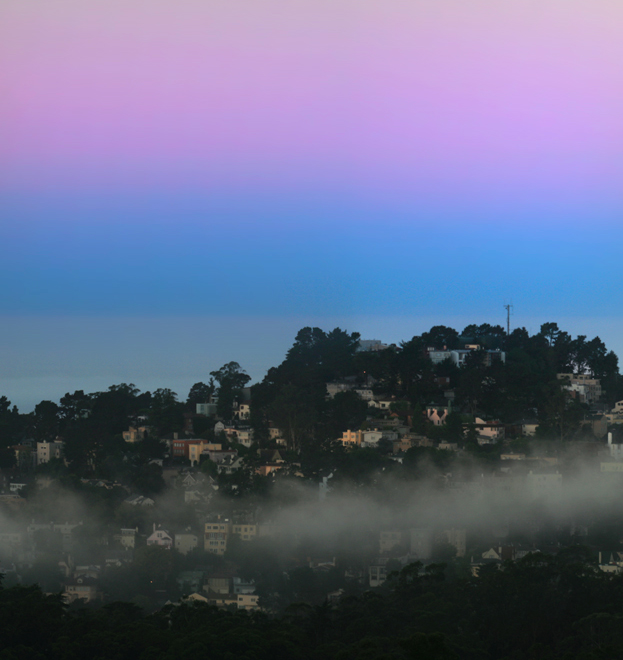Céu no lado oposto ao pôr do sol com uma faixa rosa, o Cinturão de Vênus, acima de uma banda azul-acinzentada escura, a sombra da Terra, sobre o horizonte