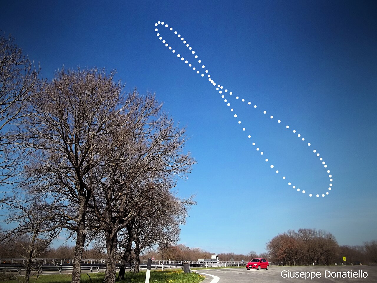 Analema real: as posições do sol fotografadas no mesmo horário ao longo do ano formam um oito no céu azul sobre uma paisagem