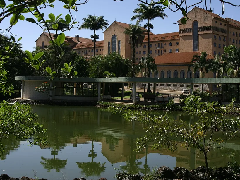 Grande Hotel de Araxá refletido no lago do complexo do Barreiro