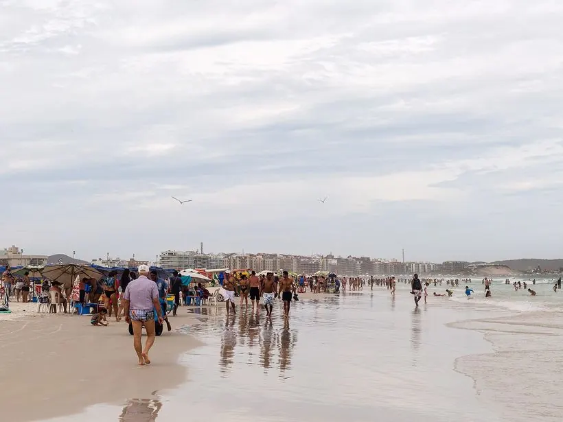 Praia do Forte, com areia branca de quartzo em Cabo Frio