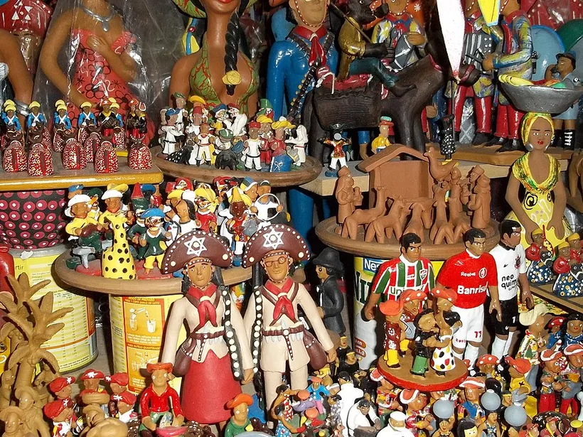 Banca de figuras de barro coloridas em Caruaru