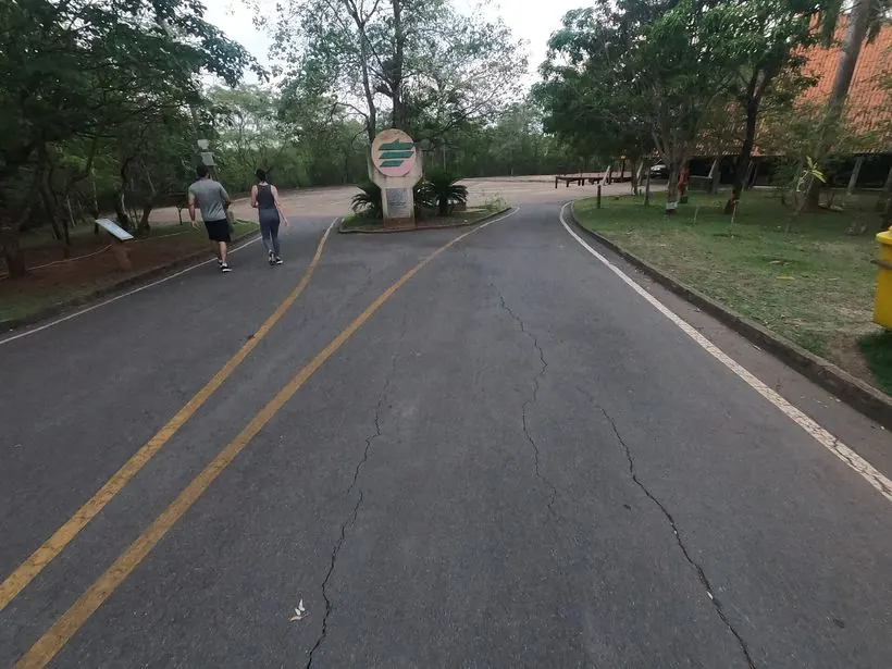 Trilha arborizada no Parque Mãe Bonifácia em Cuiabá