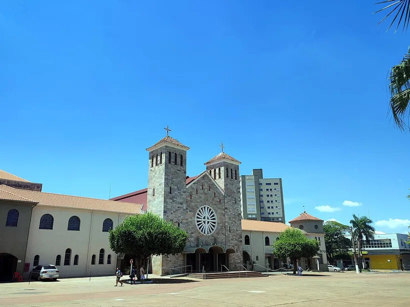 Fachada de pedra da Catedral Diocesana de Dourados
