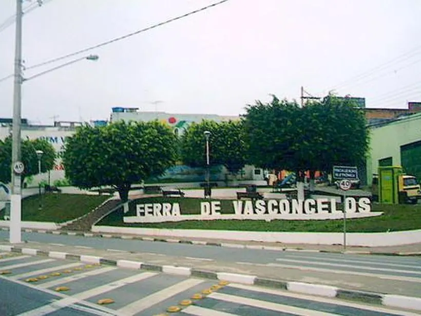 Plataforma e prédio da estação ferroviária de Ferraz de Vasconcelos
