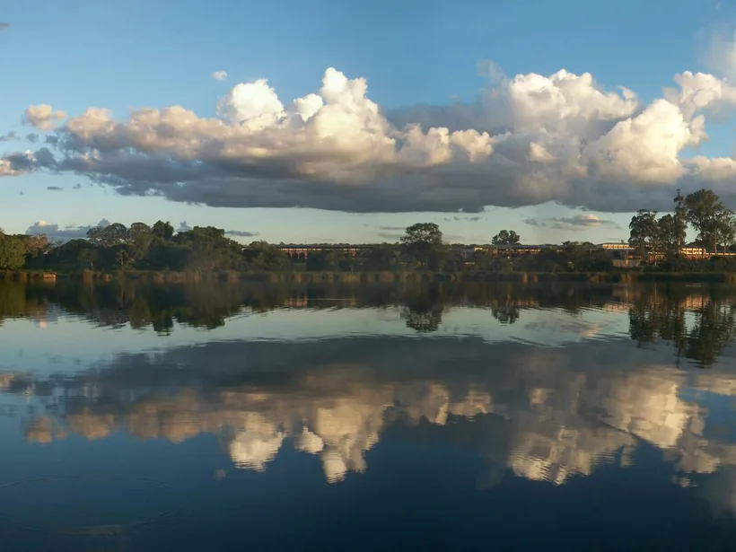 Nuvens refletidas na água da Lagoa Feia, em Formosa de Goiás