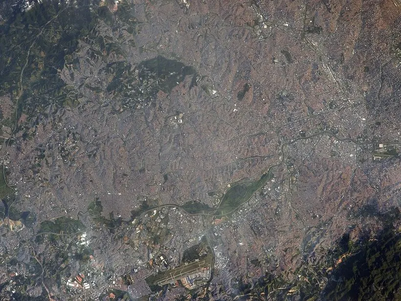 Vista aérea do Aeroporto de Guarulhos e da Grande São Paulo