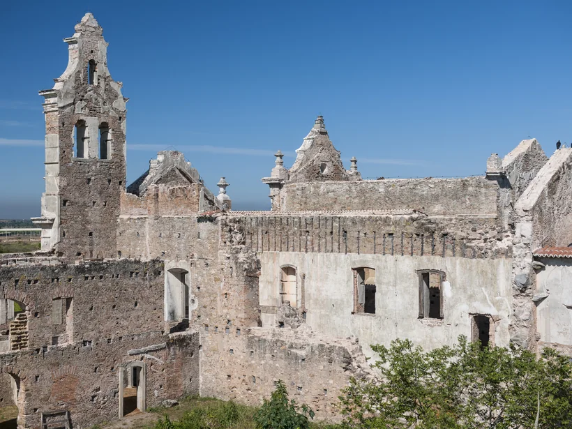 Ruínas do Convento de São Boaventura em Itaboraí, com a torre do sino recortada no céu