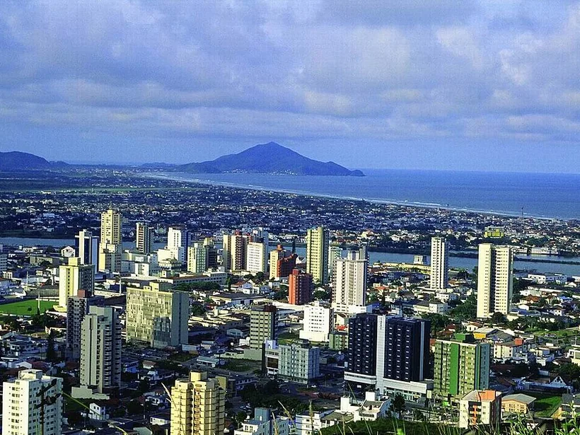 Centro de Itajaí visto do alto do Morro da Cruz