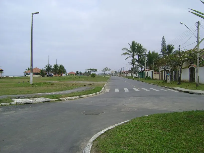 Faixa de areia e mar na praia de Itanhaém