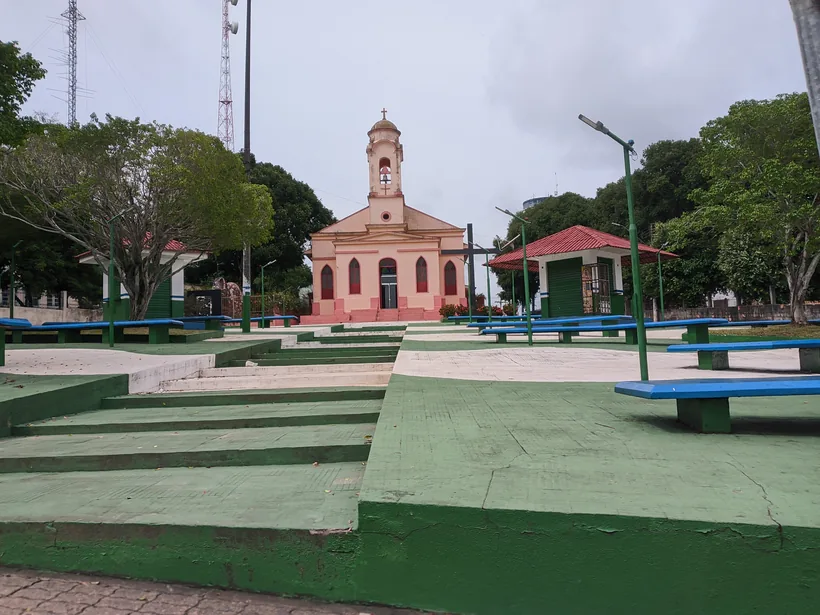 Igreja matriz e a praça central de Manacapuru, no Amazonas