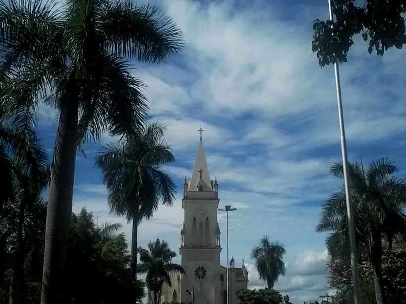 Catedral de Santo Antônio e Praça Getúlio Vargas em Patos de Minas