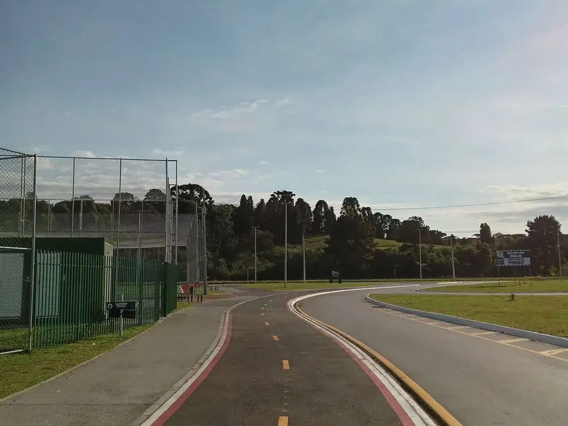 Ciclovia arborizada no Parque das Águas em Pinhais