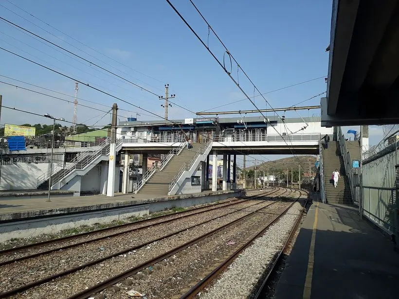 Plataforma da estação ferroviária de Queimados, no Rio de Janeiro