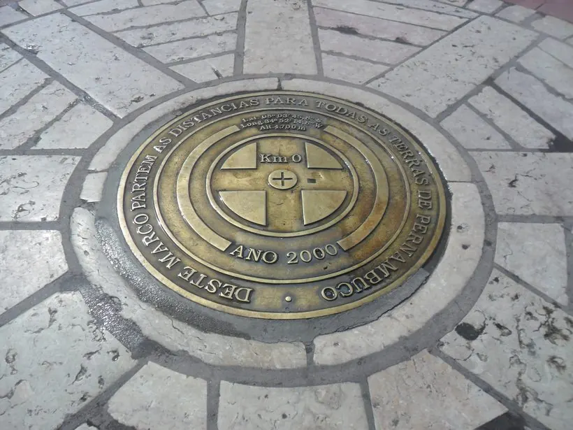 Praça do Marco Zero, no Recife Antigo, com prédios históricos ao fundo