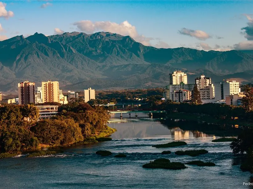 Vista da cidade de Resende, no sul fluminense, com a Serra da Mantiqueira ao fundo