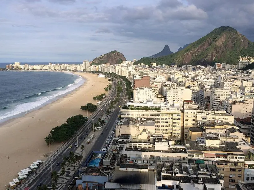 Vista da praia e do calçadão de Copacabana no Rio de Janeiro