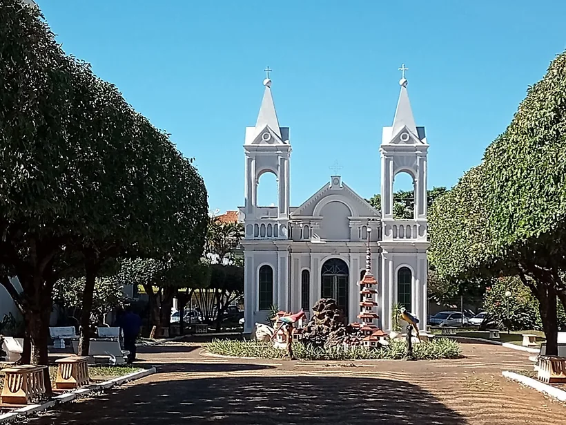 Fachada de torres gêmeas da Igreja de Santo Antônio em Três Lagoas